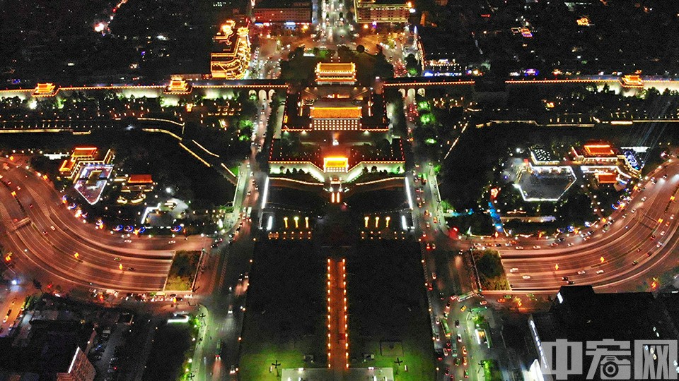 西安，古称长安，目前已有两项六处遗产被列入《世界遗产名录》的西安是中国四大古都之一，1981年被联合国科教文组织确定为“世界历史名城”。<br/>
古都西安夜景是这座城市的特点，这里的夜景是辉煌的，点点灯光为这座古城，披上了光彩夺目的金色霓裳，掩去了夜的漆黑和幽暗，展现出都市的繁华和壮美。稳重的城墙，化作夜里最耀眼夺目的光带，它高大巍峨，威严矗立，是这座城市最出彩的名片。（无人机拍摄）中宏网记者 康书源 摄