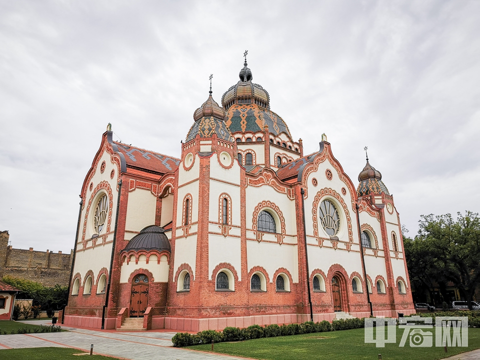 苏博蒂察犹太教堂是欧洲留存下来的最美的新艺术风格宗教建筑之一。外观装饰以精美的郁金香、康乃馨、孔雀羽毛等图案。 中宏网记者 富宇 摄