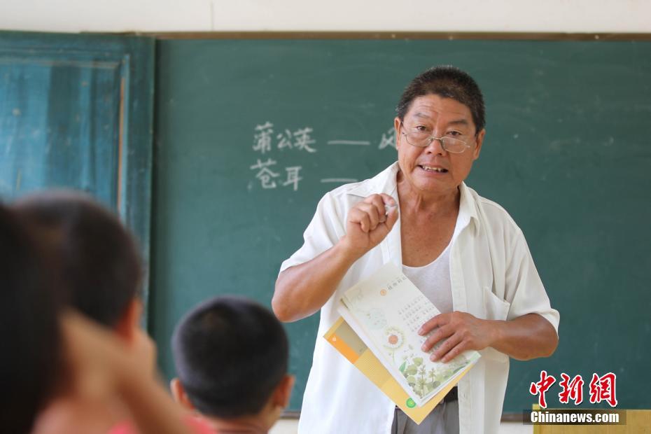 孙玉光说，如果身体条件允许，他会一直坚守到有新老师来。何红福 摄