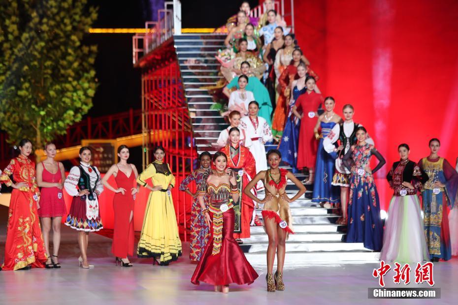 9月12日晚，2019丝路环球旅游小姐世界总决赛在有着塞上江南美誉的宁夏自治区中卫市举办。图为选手们在比赛中。中新社发 钟欣 摄