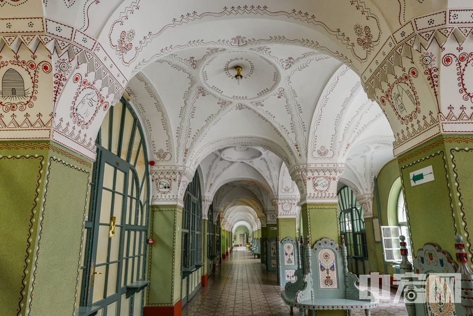 苏博蒂察的建筑大都建于1867-1918年的“奥匈帝国”时期，当时新艺术运动正在欧洲如火如荼，主要是分离主义风格和其它风格，加上新艺术风格的匈牙利乔纳伊陶瓷装饰和铁艺锻造的花卉元素装饰。  中宏网记者 富宇 摄