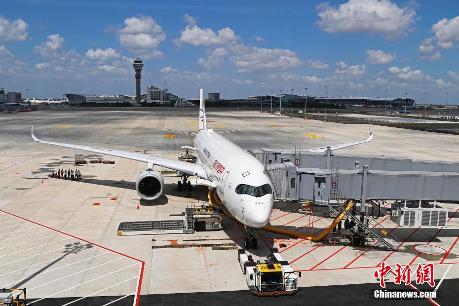 9月16日，上海浦东国际机场迎来了“自己”20岁的生日，浦东机场三期扩建主体工程同时启用，全球最大的单体卫星厅正式投入运营。浦东机场三期扩建工程于2015年12月29日全面开工，工程主要包括4大部分：航站区工程、飞行区工程、生产辅助设施工程，以及市政配套工程。其中，62万平方米的卫星厅以及旅客捷运系统、95万平方米的港湾停机坪、2组飞行区下穿通道、满足航空公司中转的行李系统、5300多个停车位的长时停车库、绿色节能的能源中心是其核心部分。殷立勤 摄