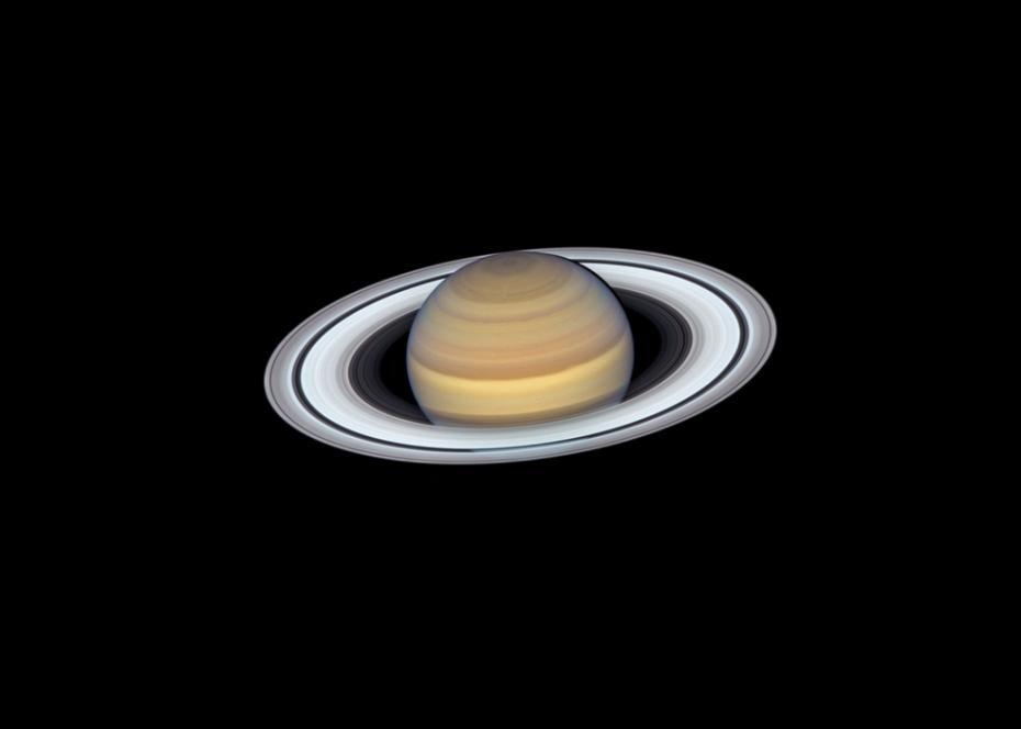 9月16日消息，近日NASA公布了一张哈勃太空望远镜拍摄的土星照片，能够清晰观测到行星环。这张照片拍摄于6月20日，是2019年土星最接近地球的一天，距离约为13.6亿公里。土星的行星环是太阳系中最大且最明显的，直径达到土星自身的8倍。图片来源：NASA官网