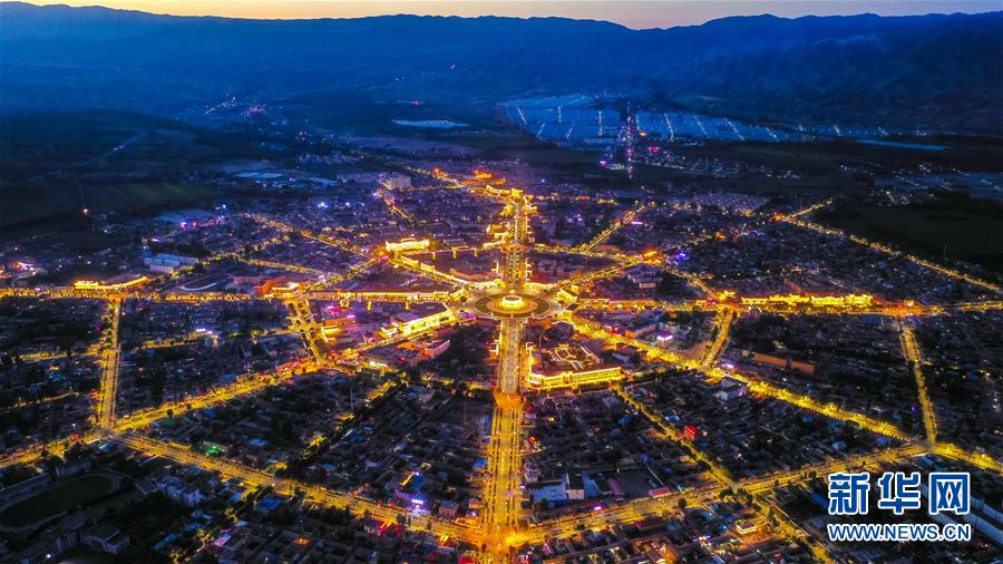 这是新疆特克斯县“八卦城”夜景（8月12日无人机拍摄）。  新华社记者 胡虎虎 摄