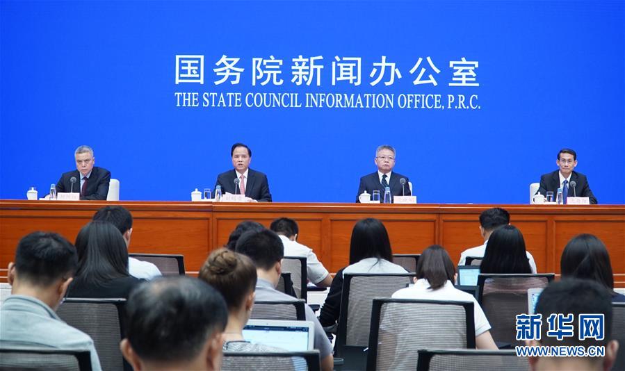 9月16日，国务院新闻办公室举行省（区、市）系列新闻发布会，请中共海南省委书记、海南省人大常委会主任刘赐贵，中共海南省委副书记、海南省人民政府省长沈晓明，海南省人民政府副省长沈丹阳围绕“全面深化改革开放 加快建设美好新海南”介绍有关情况，并答记者问。 新华社记者 才扬 摄