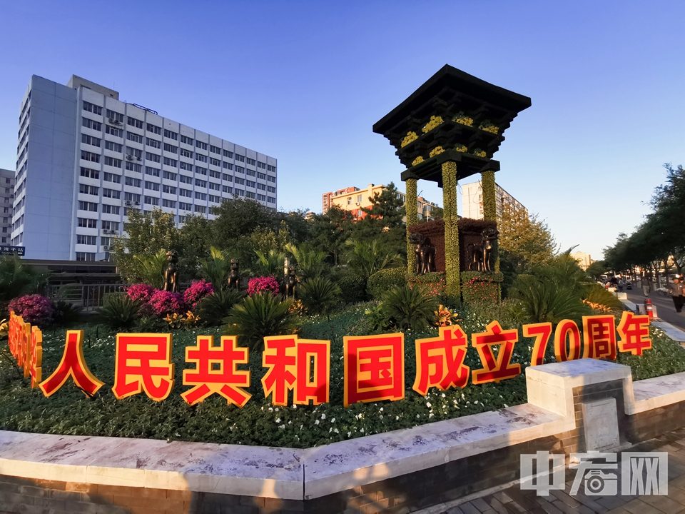 在北京地铁七号线湾子站外，一座由植物搭建的“北京建都纪念阙”亮相，吸引了不少民众驻足围观。 中宏网记者 富宇 摄