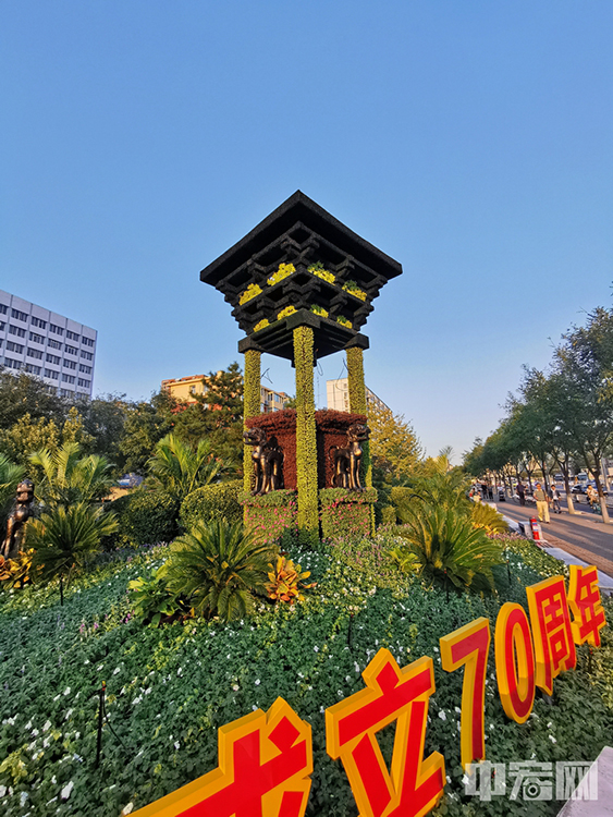 “北京建都纪念阙”整体造型由一个斗拱和四条分别朝向东南西北四个方向的青铜座龙构成。 中宏网记者 富宇 摄