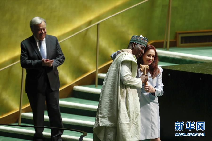 9月16日，在位于纽约的联合国总部，第74届联大主席提贾尼·穆罕默德—班迪（中）从第73届联大主席埃斯皮诺萨（右）手中接过象征联大主席权力的木槌。 新华社记者 李木子 摄