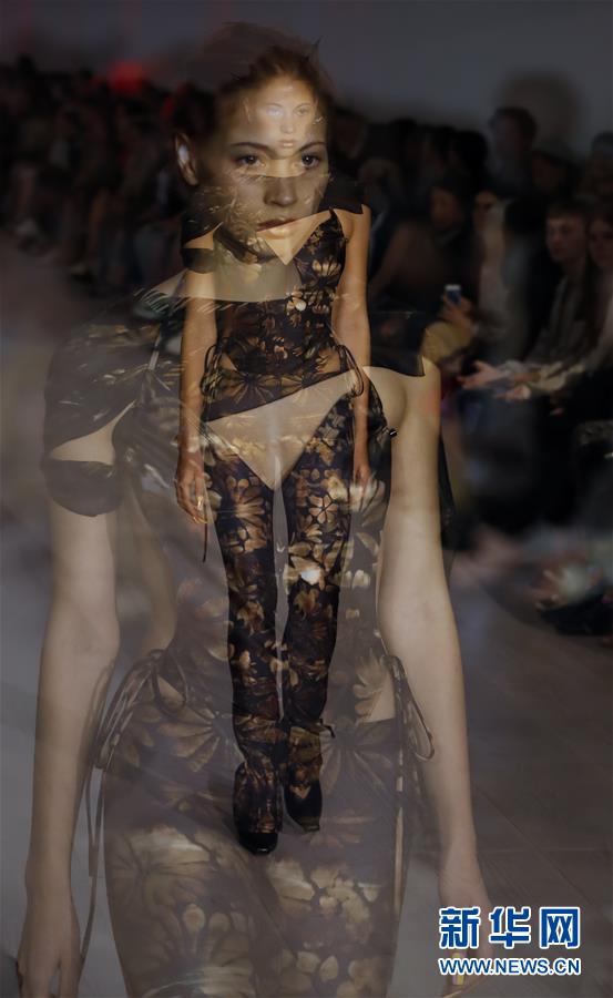 9月17日，在英国伦敦，模特在2020伦敦春夏时装周上展示Charlotte Knowles品牌服饰（多重曝光）。 当日，2020伦敦春夏时装周落幕。 新华社记者 韩岩 摄