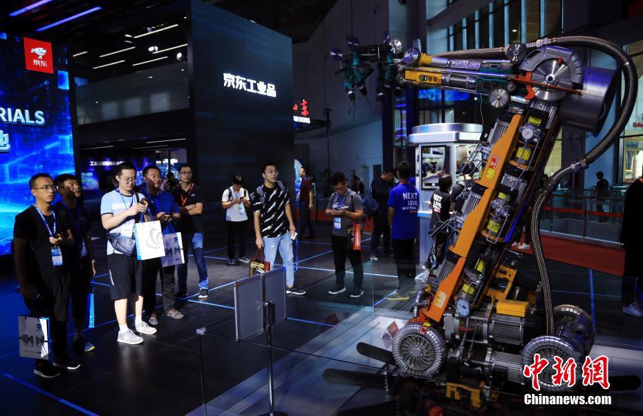 9月18日，一款高2.3米、重达750公斤，由119个工业品设计改造而成的机械臂吸引观众。 中新社记者 汤彦俊 摄