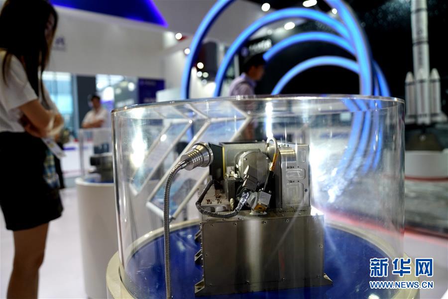 嫦娥四号“激光三维成像敏感器”（9月17日摄）。 第21届中国国际工业博览会正在上海举行。在中国科学院展区，一排被放置在玻璃罩里的珍贵展品吸引了许多观众驻足观看。原来，它们就是让嫦娥四号“明眸善睐”、精准探月的“太空神器”。 新华社记者 张建松 摄