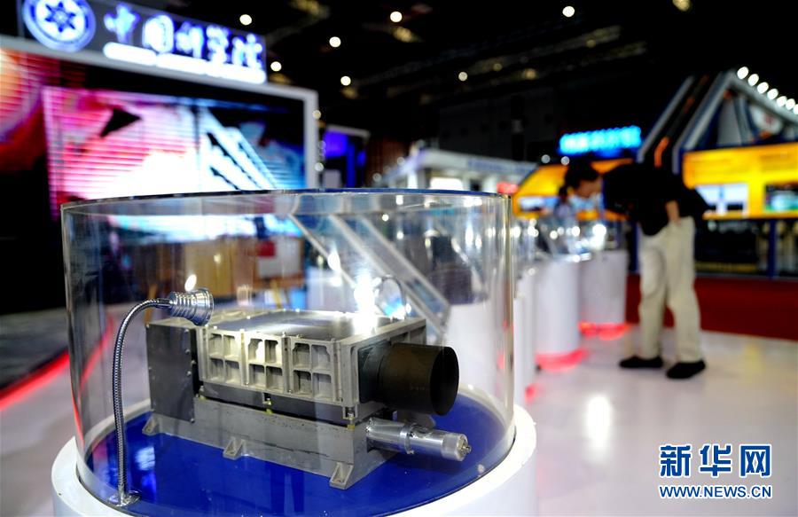 嫦娥四号“激光测距敏感器”（9月17日摄）。 第21届中国国际工业博览会正在上海举行。在中国科学院展区，一排被放置在玻璃罩里的珍贵展品吸引了许多观众驻足观看。原来，它们就是让嫦娥四号“明眸善睐”、精准探月的“太空神器”。 新华社记者 张建松 摄