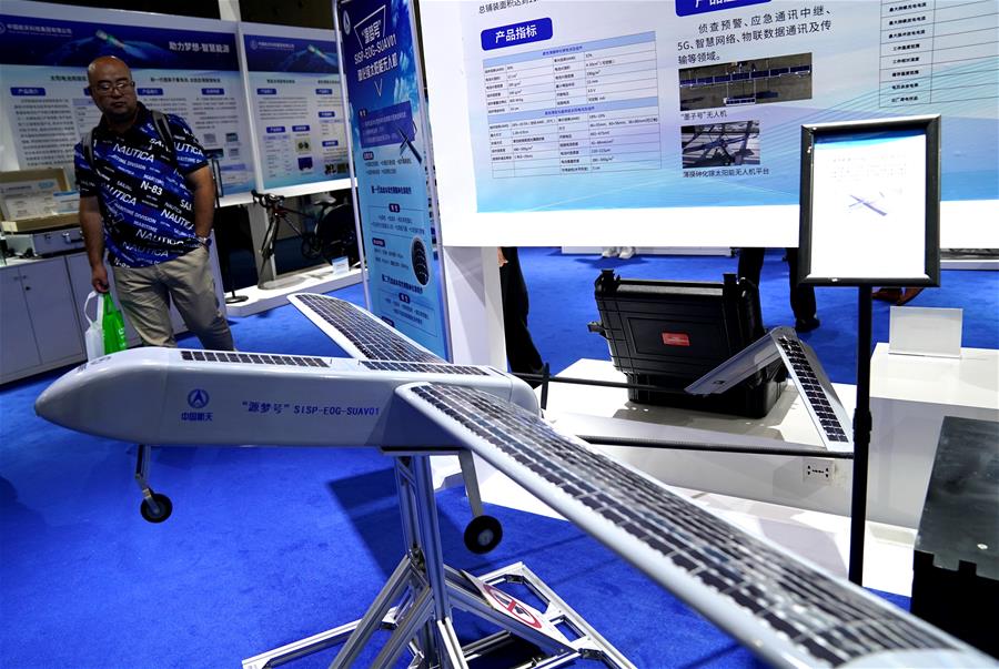 上海航天技术研究院在工博会上展示的可发电并充电的无人机平台“源梦号”（9月17日摄）。 新华社记者 张建松 摄