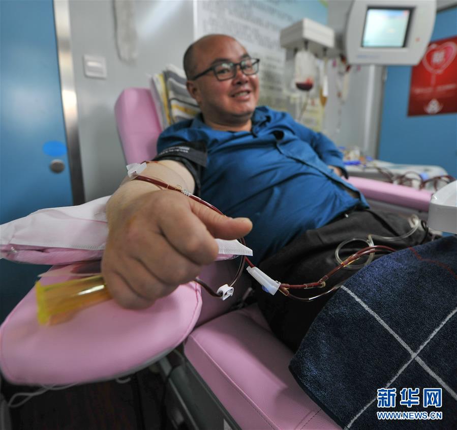 9月18日，志愿者廖志霖在西藏自治区血液中心通过机采血小板进行献血。新华社记者 晋美多吉 摄