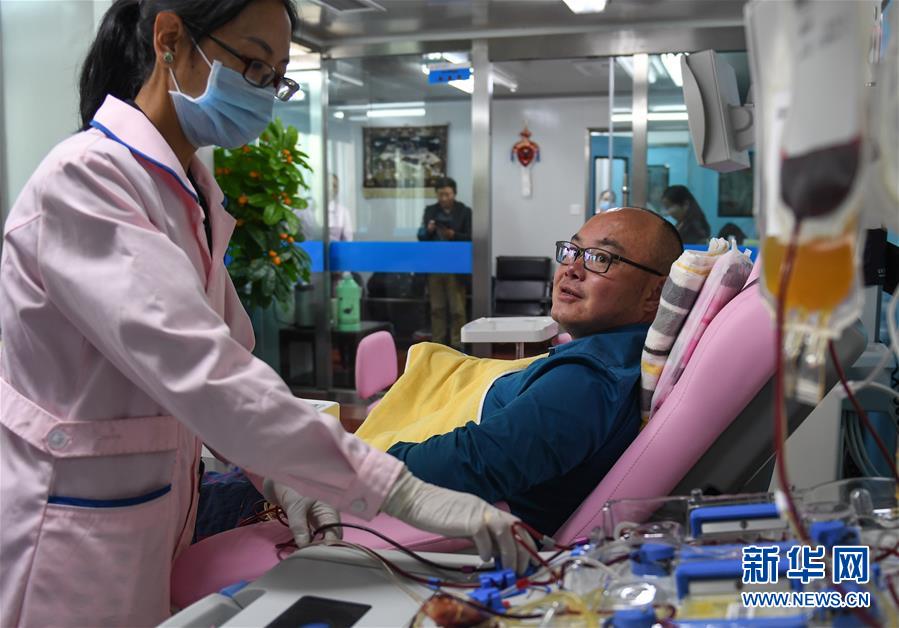 9月18日，志愿者廖志霖（右）在西藏自治区血液中心通过机采血小板进行献血。新华社记者 晋美多吉 摄