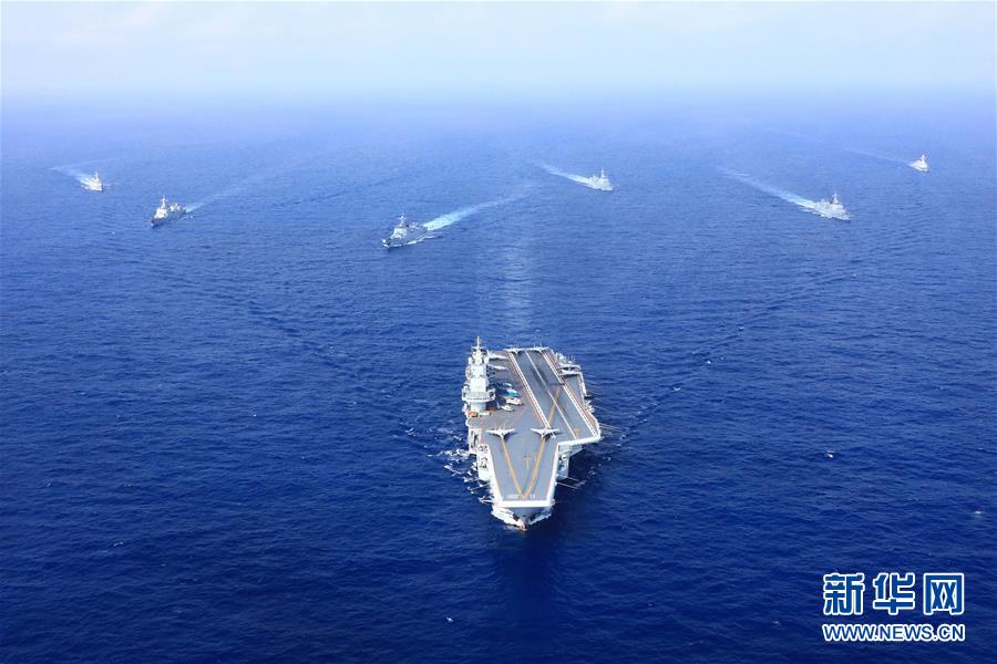 执行远海训练任务的辽宁舰编队在西太平洋海域组织编队运动训练（2018年4月18日摄）。新华社发（胡锴冰 摄）