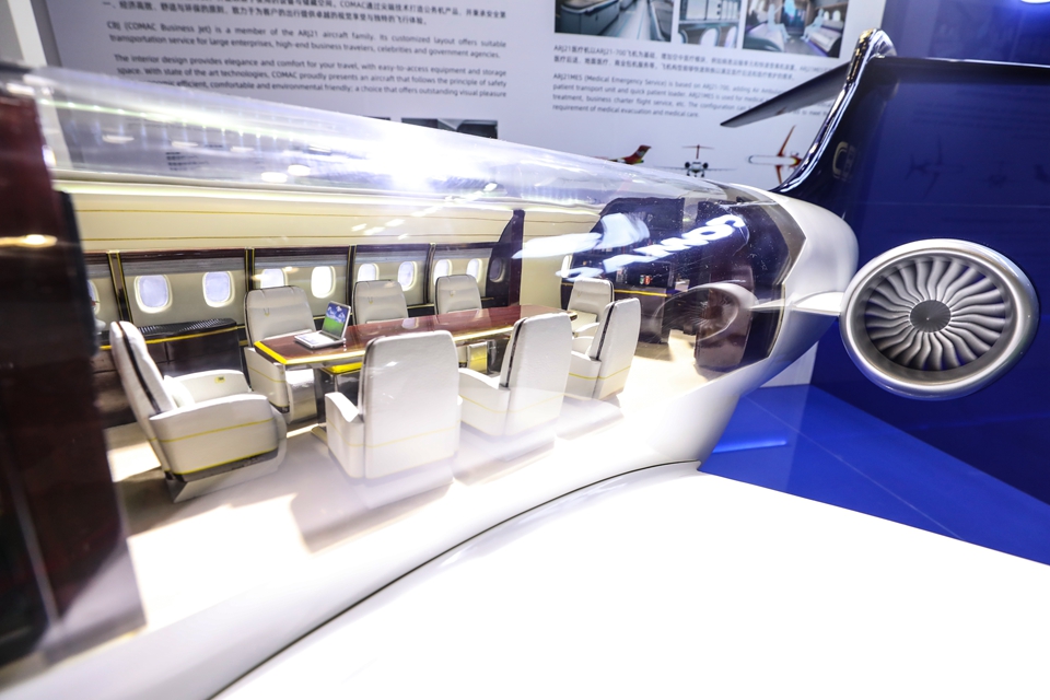 国产ARJ21系列CBJ公务机剖开式模型，可以清楚地看到机舱豪华的内部。 中宏网记者 富宇 摄