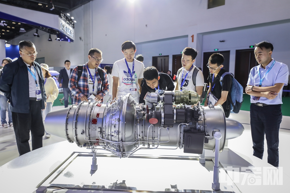 中国航发重点展示了AEF50E、AEP500和WZ-16三款涡扇、涡桨、涡轴航空发动机产品，以及燃机集成应用、材料工艺能力、先进制造技术。图为观众被AEP500涡桨发动机吸引。 中宏网记者 富宇 摄