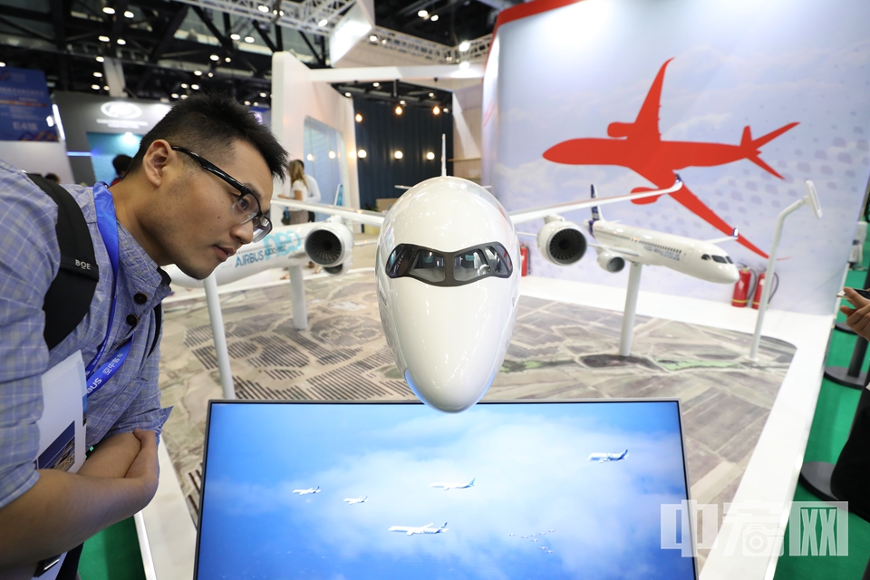 空中客车公司携A350-1000、A330neo和A220等领先民机展品参加2019北京航展。图为观众观看空客A350-1000模型。 中宏网记者 富宇 摄