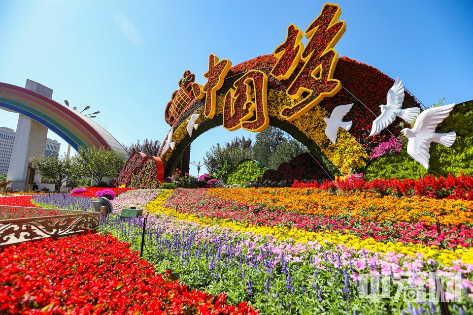 位于复兴门东北角的“美好明天”主题花坛。花坛以彩虹、中国结为主景，嵌有“中国梦”，谱写全面建设富强民主文明和谐美丽的社会主义现代化强国，实现中华民族伟大复兴的壮丽篇章。 中宏网记者 康书源 摄