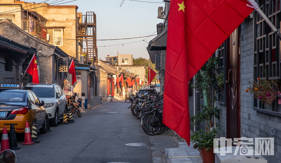 随着国庆的一天天临近，北京街头的节日氛围愈发浓重。9月25日，北京的许多胡同都悬挂起国旗，迎接十一的到来。 中宏网记者 富宇 摄