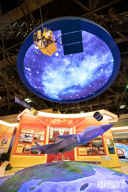 歼-20战斗机模型和静止轨道气象卫星风云四号A星模型。 中宏网记者 富宇 摄
