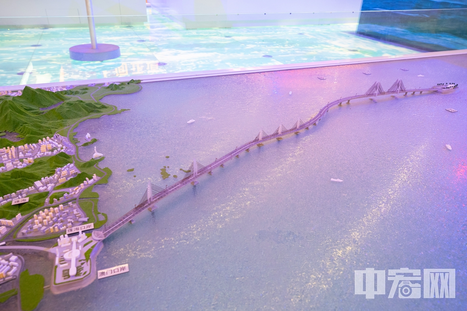 港珠澳大桥模型，其全长55公里，桥面为双向六车道高速公路，设计时速100公里/小时。 中宏网记者 富宇 摄