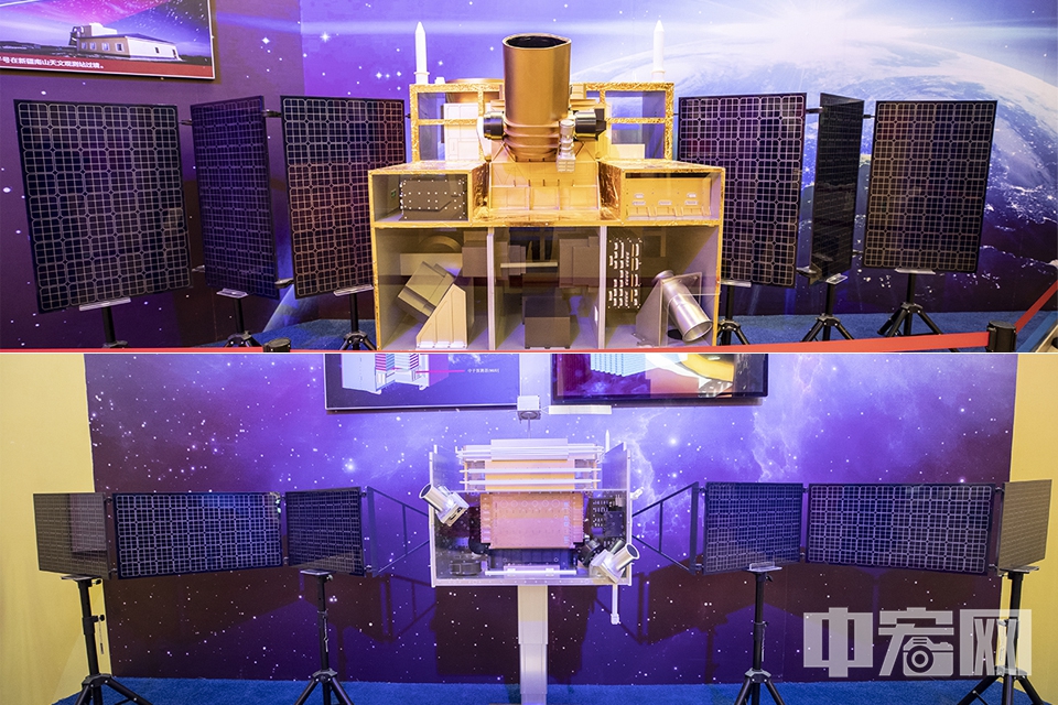 我国自主研制的国际上首颗量子试验卫星“墨子号”模型（上）；悟空号暗物质粒子探测卫星大模型（下）。 中宏网记者 富宇 摄