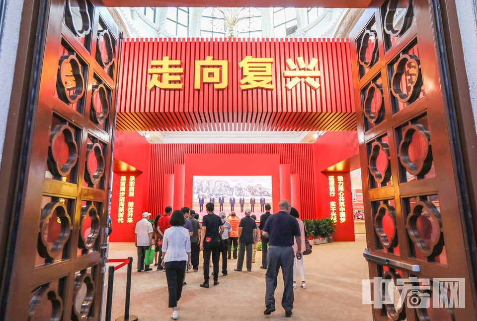 走向复兴展区。 中宏网记者 康书源 摄