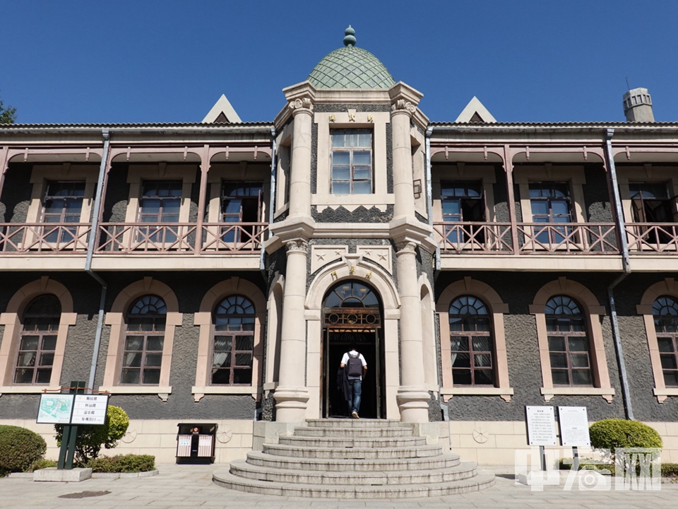 伪满皇宫博物院位于吉林省长春市，总占地25.05万平方米，建筑面积13.7万平方米。1932年4月3日，溥仪迁居于此，这里便成为“满洲国执政府”。伪满皇宫博物院有包括缉熙楼、勤民楼（图中）、同德殿等伪满宫廷原状陈列50个，大型基本陈列2个。 供图