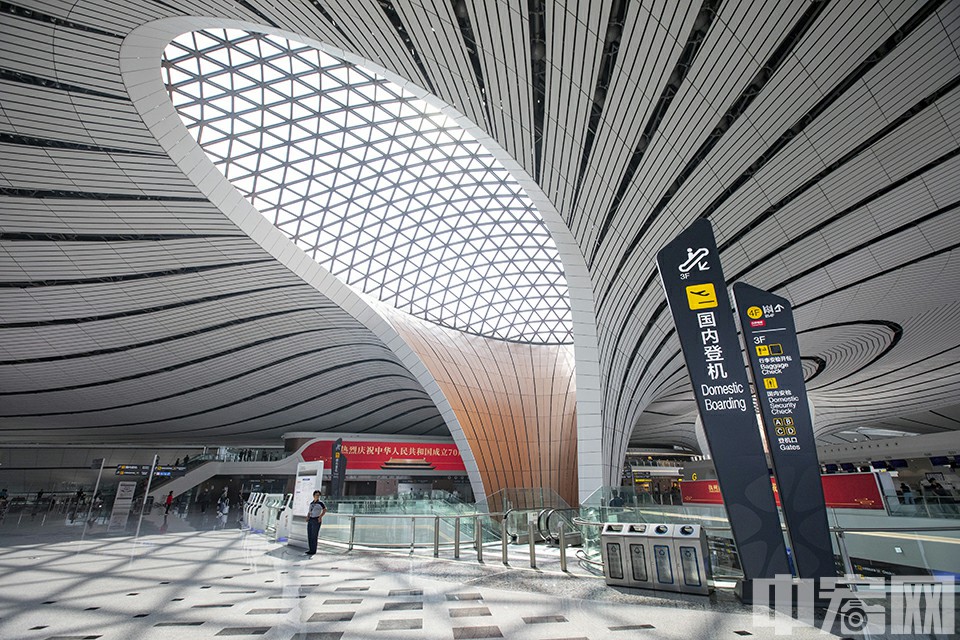 北京大兴国际机场拥有“四个世界之最”，是世界规模最大的单体机场航站楼，是世界施工技术难度最高的航站楼，是世界最大的采用隔震支座的机场航站楼，也是世界最大的无结构缝一体化航站楼。中宏网记者 康书源 摄