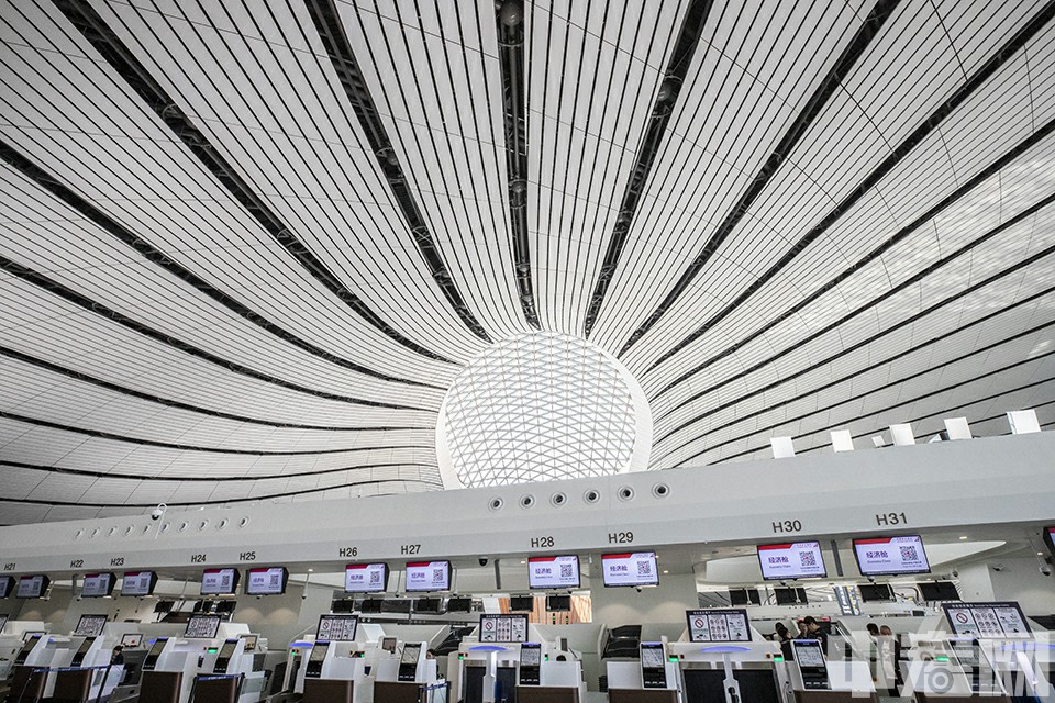 北京大兴国际机场拥有“四个世界之最”，是世界规模最大的单体机场航站楼，是世界施工技术难度最高的航站楼，是世界最大的采用隔震支座的机场航站楼，也是世界最大的无结构缝一体化航站楼。中宏网记者 富宇 摄