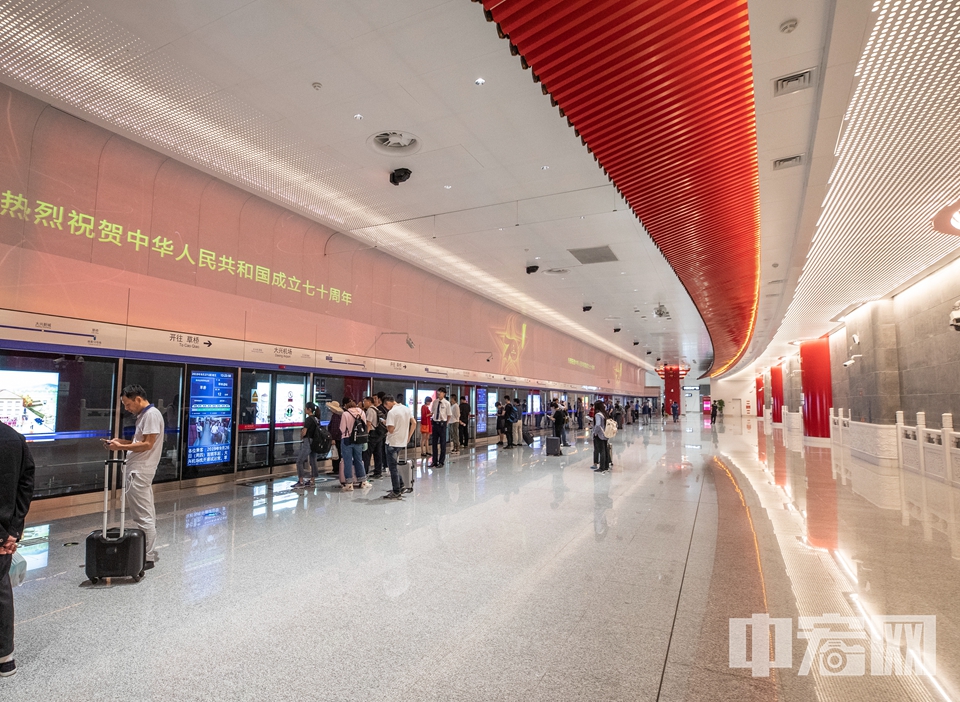 在大兴机场站的出发站台，一面超长的大屏幕格外引人注目。 中宏网记者 富宇 摄