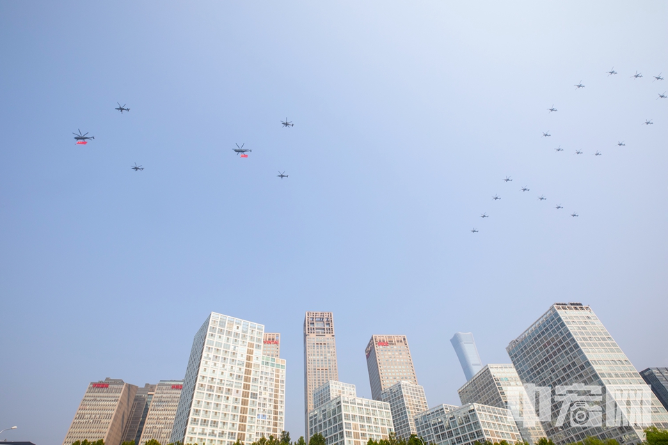 10月1日上午，庆祝中华人民共和国成立70周年大会在北京天安门广场隆重举行。图为接受检阅的空中梯队从北京上空飞过。 中宏网记者 富宇 摄