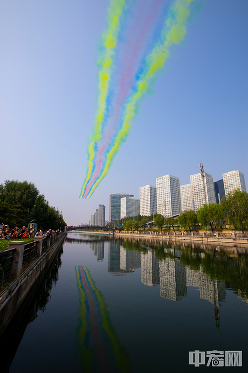 10月1日上午，庆祝中华人民共和国成立70周年大会在北京天安门广场隆重举行。图为接受检阅的空中梯队从北京上空飞过。 中宏网记者 富宇 摄