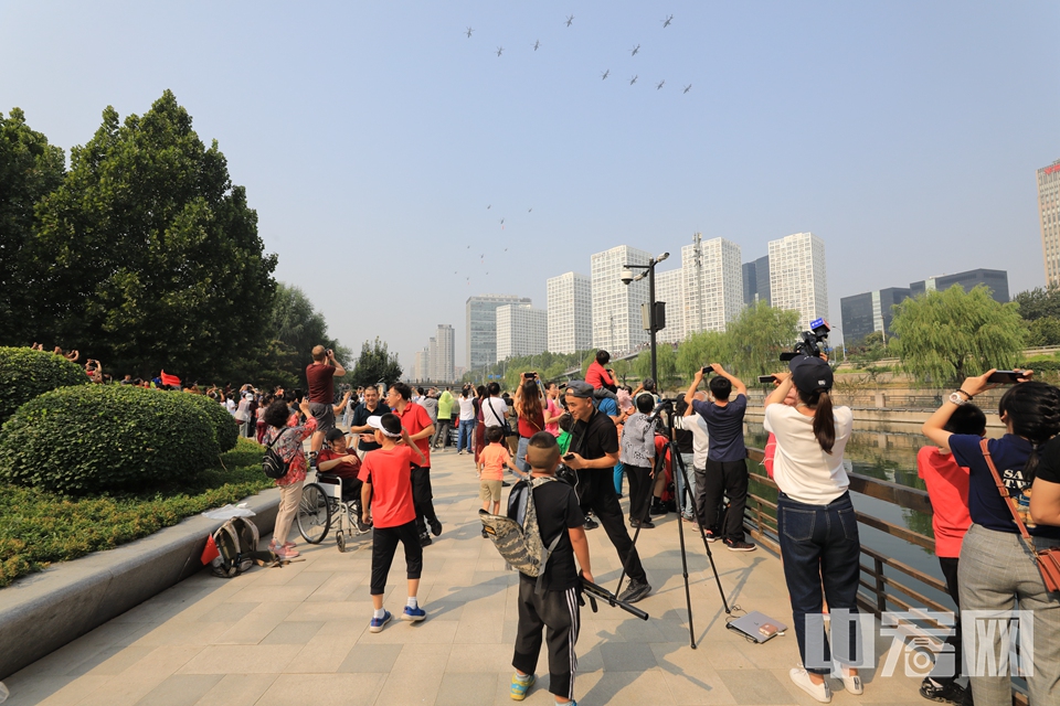 10月1日上午，庆祝中华人民共和国成立70周年大会在北京天安门广场隆重举行。图为民众在公园内观看受阅空中梯队。 中宏网记者 富宇 摄