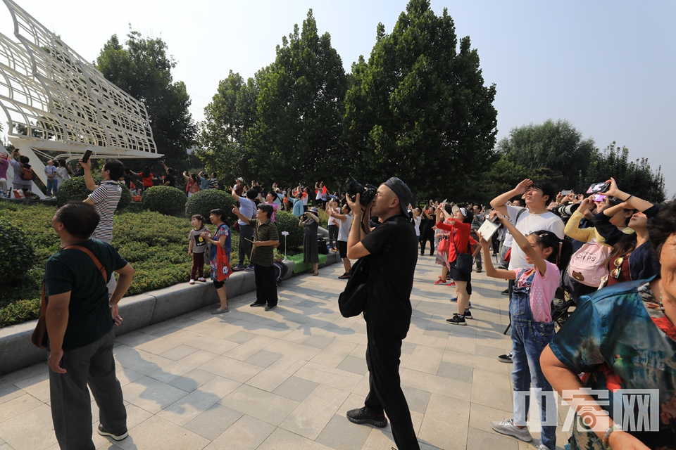 10月1日上午，庆祝中华人民共和国成立70周年大会在北京天安门广场隆重举行。图为民众在公园内观看受阅空中梯队。 中宏网记者 富宇 摄