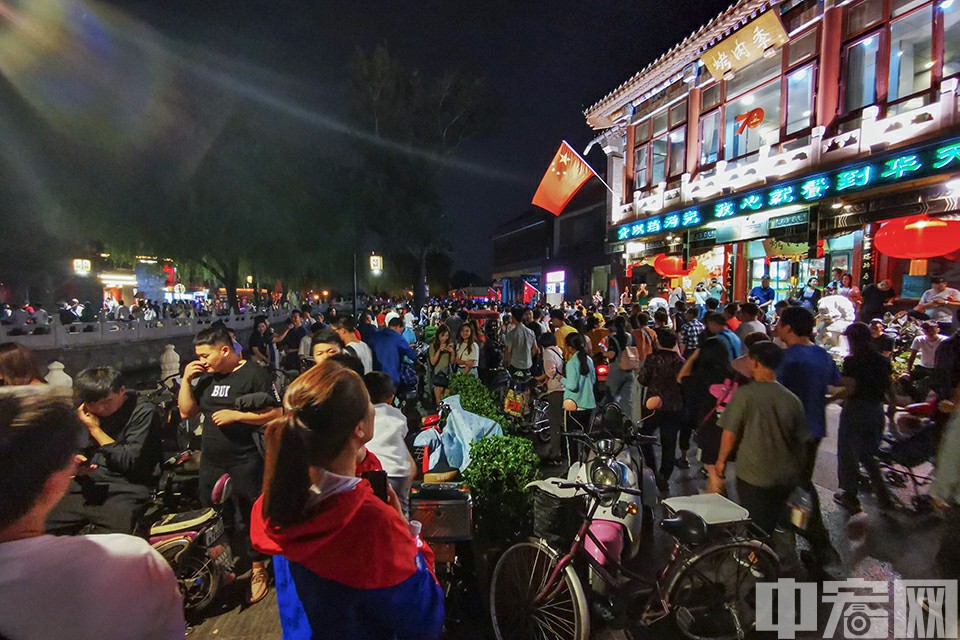 老字号餐饮、特色网红餐厅人气火爆，北京部分老字号餐厅销售额比平日增长1倍左右。10月1日，位于北京后海的烤肉季门前游客人头攒动。中宏网记者 富宇 摄