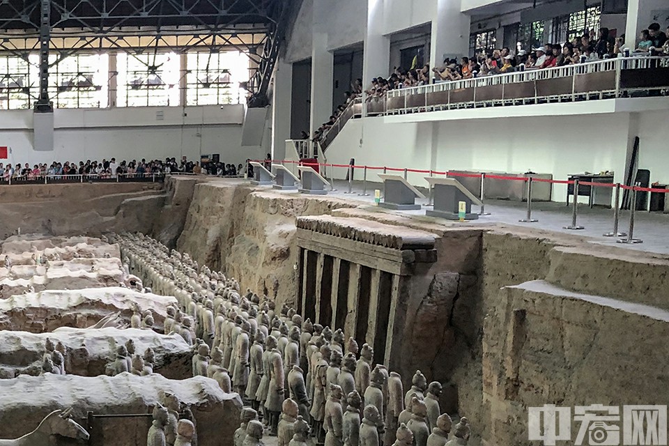 10月2日，西安秦始皇兵马俑博物馆吸引大量游客前来参观。中宏网记者 石倩青 摄