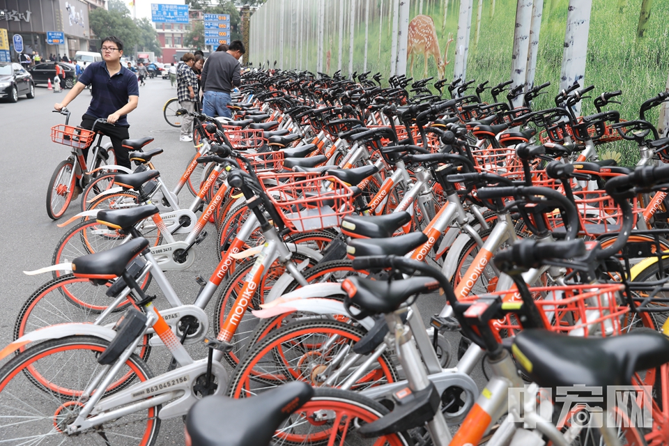 10月9日起，摩拜单车开始在北京调整计价方式：骑行30分钟以内收费1.5元，骑行超出30分钟，每30分钟收费1.5元。（资料图） 中宏网记者 富宇 摄