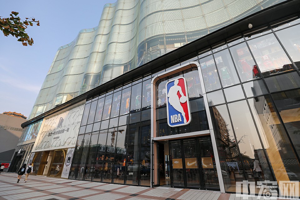 中宏网10月10日电（记者 康书源）10月9日，NBA北京旗舰店门庭冷落，人气冷清。火箭队商品也已全部下架。