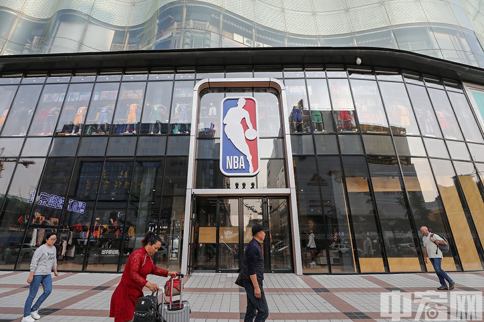 NBA北京旗舰店外偶尔会有游客经过。