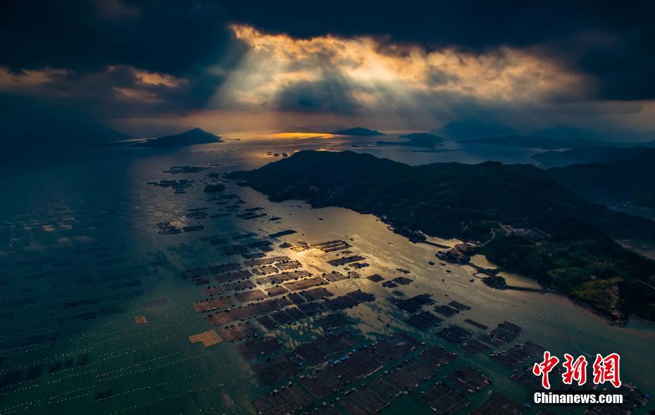 10月12日,2019福建霞浦(三沙)国际山地马拉松赛暨海峡两岸(霞浦)滩涂摄影文化旅游周在福建宁德市霞浦县开幕,展现霞浦绮丽的山海风光、深厚的人文底蕴、优越的资源禀赋。霞浦位于台湾海峡西北岸,有着长达480公里的海岸线,浅海滩涂面积104万亩,被誉为中国“十大风光摄影圣地”“中国最美丽的滩涂”,每年均有大量海内外摄影爱好者到此拍摄。郑戈 摄