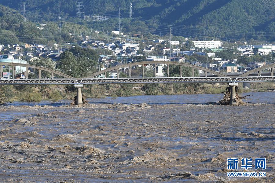 10月13日，日本长野县千曲川水流湍急。 受今年第19号台风“海贝思”带来的强降雨影响，日本中部长野县一河流13日凌晨发生溃堤，淹没大片民宅和农田，致百余人受困。据日本媒体统计，截至目前，“海贝思”已至少导致10人遇难、16人失踪、128人受伤。 新华社记者 华义 摄