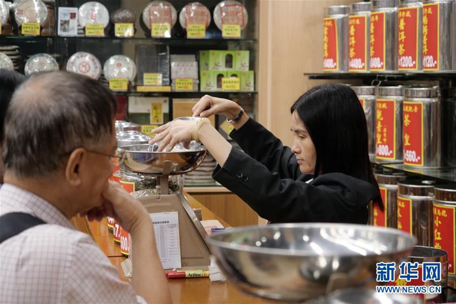 消费者在香港的裕华国货购物（9月24日摄）。 新华社记者 王申 摄