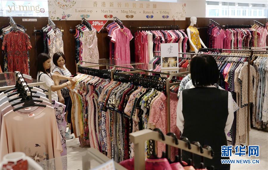 消费者在香港的裕华国货购物（9月24日摄）。 新华社记者 王申 摄