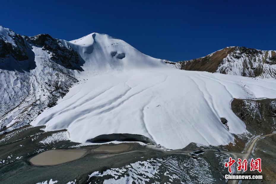 海拔6010米的洛堆峰集冰川、湖泊、草甸、雪山、峡谷为一体，仅5600米以上有少许积雪冰壁，攀登难度较低，且有公路直达山下，越来越多的登山爱好者在此初试雪山探险，开启了攀登高峰的征程。张伟 摄