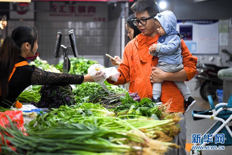 10月15日，市民在今朝星市集智慧农贸市场选购蔬菜。 新华社记者 陈泽国 摄