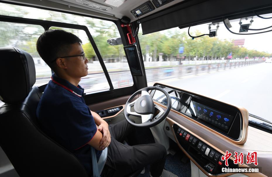 10月15日，一辆5G自动微公交在浙江省嘉兴市乌镇的道路上行驶。近日，一批“高度自动化”（L4）级别的5G自动微公交在当地亮相，该公交基于5G通讯、智能感知以及车路云协同数字轨，实现在城市开放道路上自动行驶。 中新社记者 王刚 摄
