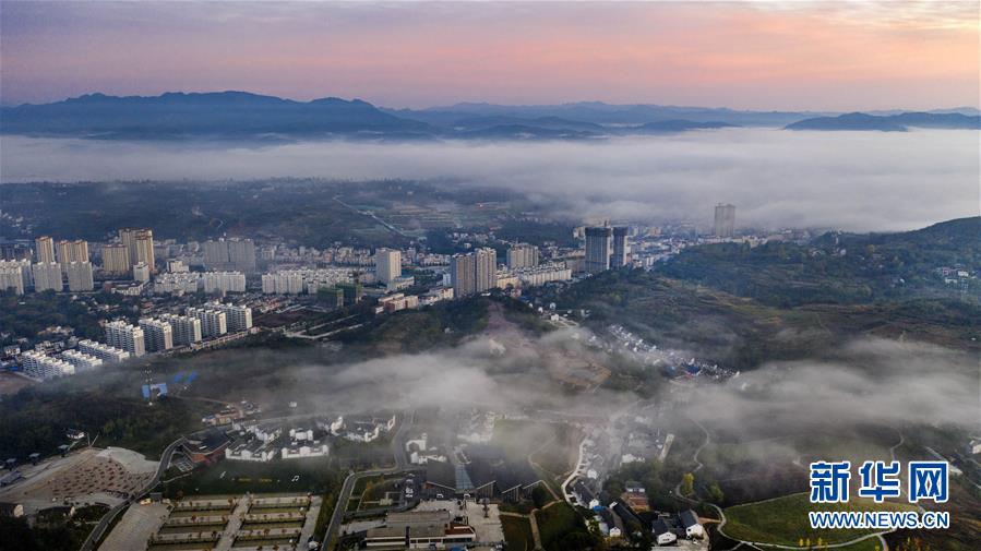 10月17日无人机拍摄的洛南县城。
雨后初晴,秦岭深处的陕西洛南县城云霞满天、云雾缭绕,宛若仙境。
新华社记者 陶明 摄